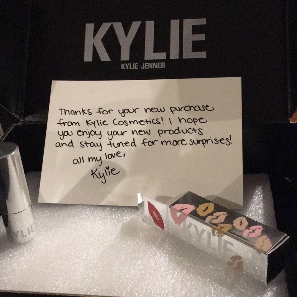 Kylie Cosmetics Crème lipstick in Amore